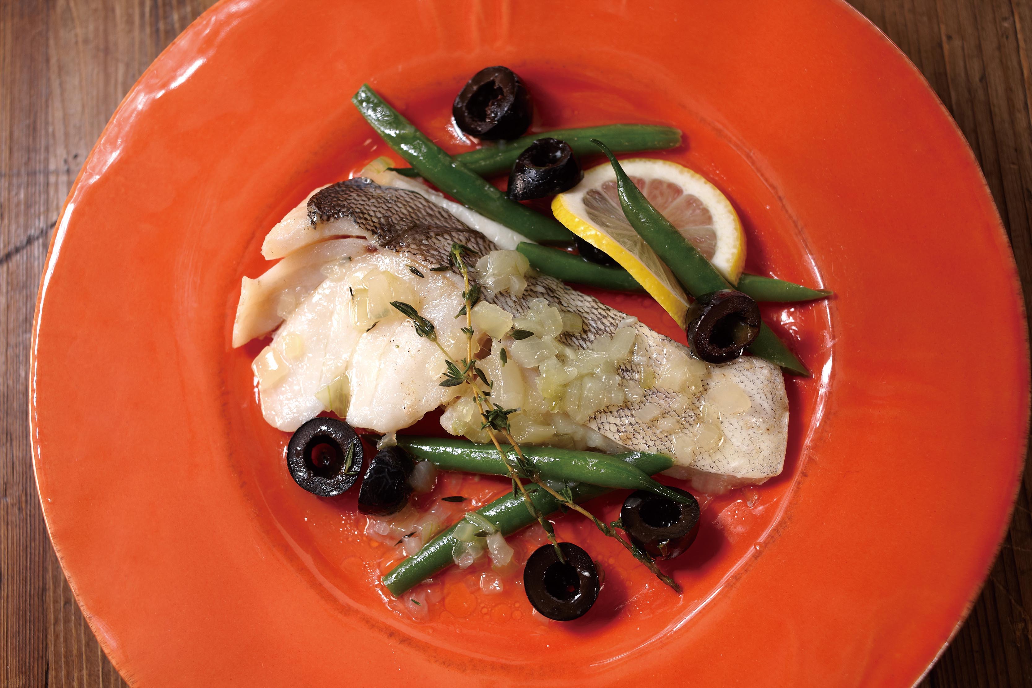 Acqua Pazza - a yummy poached fish recipe served in a light, fragrant broth, green beans and black olives. #fishrecipes #steamed #tigerricecooker | TigerUSA