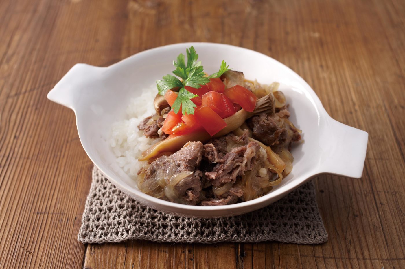 While this Italian beef bowl pulls its fair share of Mediterranean flavors from fresh ingredients like Italian parsley and tomatoes, the blueprint for thel dish actually comes from a well known Japanese dish - gyudon. #beefbowl #ricecooker #ricebowl | Tiger USA