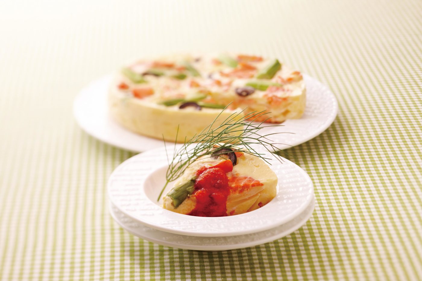 Smoked Salmon And Asparagus Quiche - For this asparagus quiche, we swapped the meat you’d normally find in a traditional quiche for heart-healthy smoked salmon - and made it low-carb by omitting the crust. #quicherecipe #healthyrecipe #ricecooker #multicooker | Tiger USA